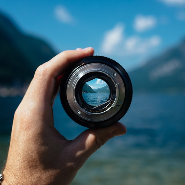 How to see the world? A readers' meeting.