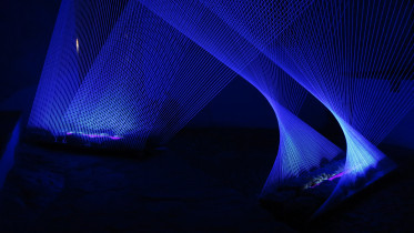 2016 - SUBLIMATIO (pamięci Georgette), Beinhaus, Burgkirche, Raron (Szwajcaria); wełna, kamienie, drewno, lampy UV; 360 x 700 x 420 cm