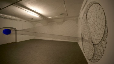 2015 - REBIS, Galeria Biała, Lublin; wełna, lampy UV; 380 x 1830 x 685cm