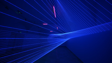 2013 - HORYZONT ZDARZEŃ, Galeria Biała, Lublin; wełna, lampa UV; 298 x 1085 x 465cm