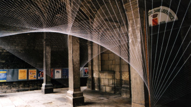 2004 - INTERPOLATIO, Salins-les-Bains (Francja); wełna, linka stalowa, listwa; 350 x 1130 x 650cm