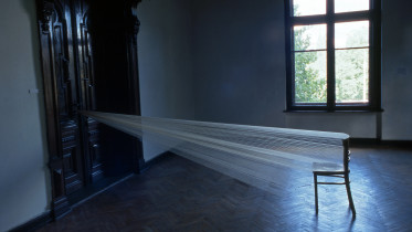 2002 - GDY ROZUM ŚPI ZACZYNA SIĘ PODRÓŻ, Galeria Amfilada, Szczecin; wełna, krzesło, drzwi; długość 350cm