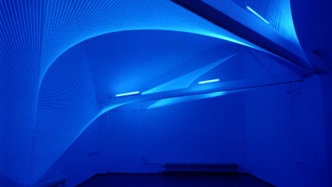 2001 - KOSMOS, Galeria Kont, Lublin; wełna, listwa, lampa UV; 495 x 950 x 470cm