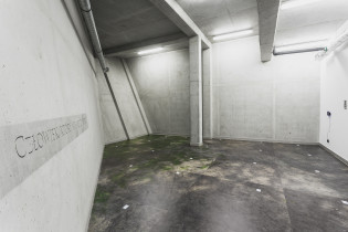 Widok wystawy Człowiek, który nie może wstać, Travel Agency Collective w ramach projektu Parallax, Katowice, 2015