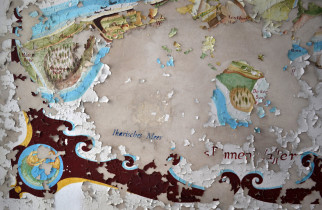 Małgorzata Szandała, Morze Ikaryjskie (z serii „Schrony przeciwatomowe i słowniki”), site-specific, nieczynna Szkoła Marynarki Wojennej w Wustrow, Niemcy, 2013