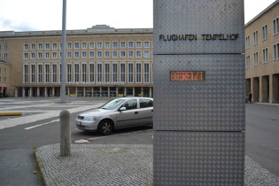 Małgorzata Szandała, FREI-BESETZT/WOLNE-ZAJĘTE (z serii „Schrony przeciwatomowe i słowniki”), site-specific, lotnisko Tempelhof w Berlinie, 2014