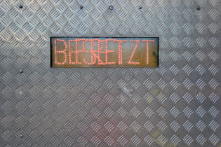 Małgorzata Szandała, FREI-BESETZT/WOLNE-ZAJĘTE (z serii „Schrony przeciwatomowe i słowniki”), site-specific, lotnisko Tempelhof w Berlinie, 2014