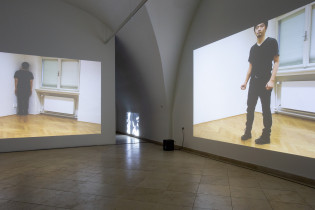 Małgorzata Szandała, A Rehearsal of a Medicine Man, instalacja video, The Brno House of Arts, Brno , Czechy, 2019