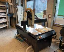 Ploter frezujący i tnąco-bigujący w trakcie pracy