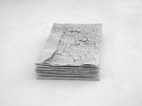 LISTY Z VELEZ BLANCO  |  Michalina W. Klasik | obiekt | koperty, ziemia | 2018