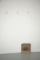 BEZDOMNE | instalacja | ceramiczne medaliony + grawer + wtarta w litery ziemia; cykl rysunków – ołówek na kartonie | 2025