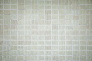 KAŻDEGO DNIA OD NOWA |  Michalina W. Klasik | instalacja | kartki z zeszytu, atrament | 1017 - 2025 - ...