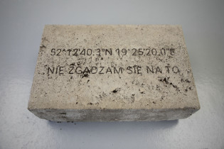NIE ZGADZAM SIĘ |  Michalina W. Klasik | obiekt | blok betonowy, ziemia | 2024/25