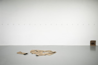 BEZDOMNE | instalacja | ceramiczne medaliony + grawer + wtarta w litery ziemia; cykl rysunków – ołówek na kartonie | 2025