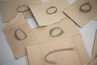 BEZDOMNE | instalacja | cykl rysunków – ołówek na kartonie | 2025