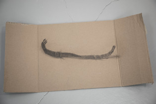 BEZDOMNE | instalacja | cykl rysunków – ołówek na kartonie | 2025