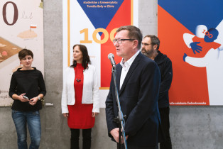 100 – plakaty z Uniwersytetu Tomasza Baty w Zlinie. Wernisaż wystawy. 