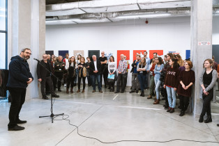 100 – plakaty z Uniwersytetu Tomasza Baty w Zlinie. Wernisaż wystawy. 