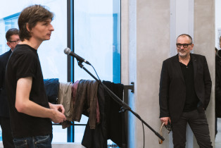 100 – plakaty z Uniwersytetu Tomasza Baty w Zlinie. Wernisaż wystawy. 