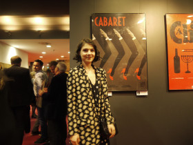 Magdalena Marczyńska ze zwycięskim projektem oprawy graficznej do musicalu Cabaret