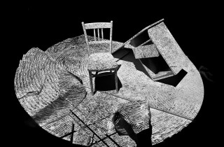 Igor Warykiewicz, dokumentacja intermedialnego spektaklu dyplomowego "Nie mogę rozmawiać"  z zastosowaniem śladów wklęsłodrukowych