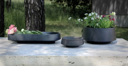 Zestaw obiektów wyrażających pamięć o zmarłych,