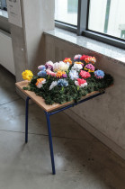 Mateusz Knysak, Ławka szkolna, sztuczne kwiaty i trawa, połowa ławki szkolenej