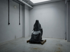 "Ciężar wielkiej wagi / Pietà Naszych Czasów" (beton architektoniczny, marmur carrara, dębowa podstawa) - Wydział Rzeźby ASP w Warszawie, 2023. Fot. Grzegorz Jaworski.