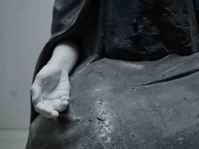 "Ciężar wielkiej wagi / Pietà Naszych Czasów" (detal) - Wydział Rzeźby ASP w Warszawie, 2023. Fot. Grzegorz Jaworski.