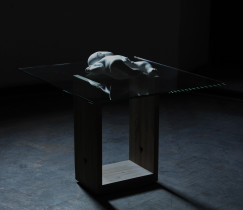 "Modlitwa" (marmur carrara, drewno, szkło) - Akademia Sztuk Pięknych w Warszawie, 2011.