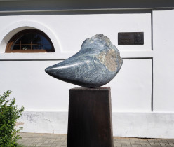 "Skala człowieka" (serpentynit, stal, rdza) - Centrum Rzeźby Polskiej w Orońsku, 2023.