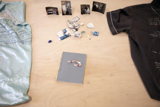 Julianna Młódzik,  "zagubieni chłopcy", opowiadanie + czytanie performatywne + haft na tkaninie.