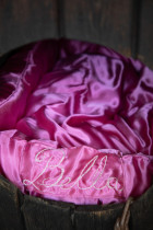 Magdalena Palian, "Pieskie życie", obiekt; używana buda +haft na tkaninie, detal.