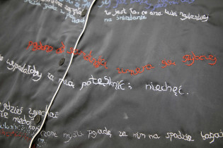 Julianna Młódzik,  "zagubieni chłopcy", opowiadanie + czytanie performatywne + haft na tkaninie, detal.