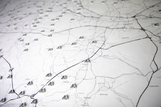 Maja Bogacz, "po sąsiedzku", instalacja rysunkowa.