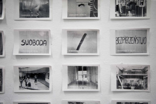 Patrycja Pacha, "Kierunek REAKCJA", instalacja rysunkowo-fotograficzna, detal.