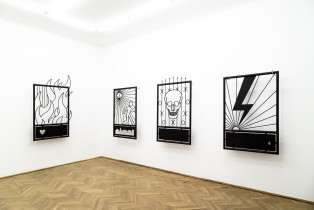 Widok prac z cyklu "Furtki" na wystawie "Widzenie peryferyjne" w Galerii Szara, Warszawa 2022