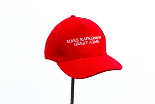 Detal pracy "Make Radzionków Great Again [kroczący]", obiekt: 200 x 60 cm, pręt stalowy, płótno, haft, 2021