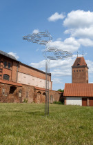 Witacz dla miasta przyszłego i przeszłego, 300x170cm (podstawa 90x90cm), stal, lakier akrylowy, 2023