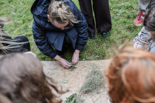 Warsztaty: Lokalne zasoby w projektowaniu regeneratywnym, 2025 (zesp&oacute;ł kuratorski: B. Kubska, A. Pohl / BioCraftLab)