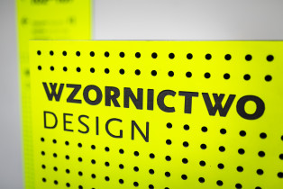 System informacji wizualnej dla budynk&oacute;w ASP w Katowicach przy ul. Raciborskiej 37, 2020 (zesp&oacute;ł: J. Kucharczyk, A. Nawrocka, A. Pohl)