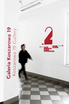 System informacji wizualnej dla budynk&oacute;w ASP w Katowicach przy ul. Koszarowej 19, 2020 (zesp&oacute;ł: J. Kucharczyk, A. Nawrocka, A. Pohl)