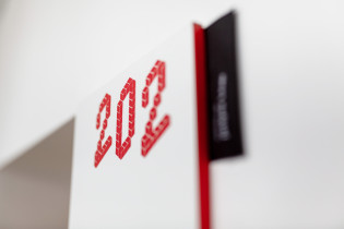 System informacji wizualnej dla budynk&oacute;w ASP w Katowicach przy ul. Koszarowej 19, 2020 (zesp&oacute;ł: J. Kucharczyk, A. Nawrocka, A. Pohl)