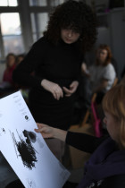 Przegląd projekt&oacute;w studenckich w Centrum Sztuki Wsp&oacute;łczesnej Kronika. 25 luty 2025 rok. Udział biorą: Agata Cukierska (dyrektorka programowa), Katarzyna Kalina (kurtorka, udukatorka), Iwona Sobczyk (specjalistka ds. promocji)