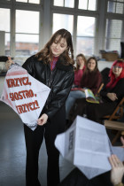 Przegląd projekt&oacute;w studenckich w Centrum Sztuki Wsp&oacute;łczesnej Kronika. 25 luty 2025 rok. Udział biorą: Agata Cukierska (dyrektorka programowa), Katarzyna Kalina (kurtorka, udukatorka), Iwona Sobczyk (specjalistka ds. promocji)