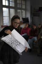 Przegląd projekt&oacute;w studenckich w Centrum Sztuki Wsp&oacute;łczesnej Kronika. 25 luty 2025 rok. Udział biorą: Agata Cukierska (dyrektorka programowa), Katarzyna Kalina (kurtorka, udukatorka), Iwona Sobczyk (specjalistka ds. promocji)