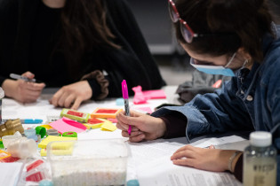 Organizatorka warsztat&oacute;w projektowych "Plastic fantastic", fot. A. Lorenc