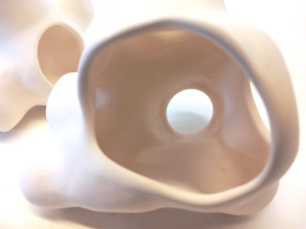 Amelia Bugaj, temat: Wnętrze. Ceramiczna mała forma rzeźbiarska  2023