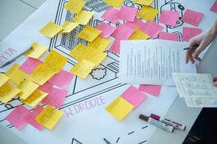 UX Research / Warsztaty z seniorami  dot. inkluzywności bibliotek publicznych / 2025 (fot. M. Jędrzejowski)