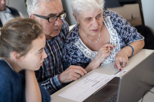 UX Research / Warsztaty z seniorami  dot. inkluzywności  bibliotek publicznych/ 2025 (fot. M. Jędrzejowski)